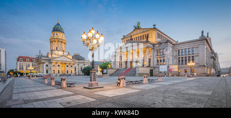 Panoramablick auf den berühmten Gendarmenmarkt mit Konzerthaus Berlin und Deutscher Dom in der Dämmerung während der Blauen Stunde in der Dämmerung, Berlin Mitte Stockfoto