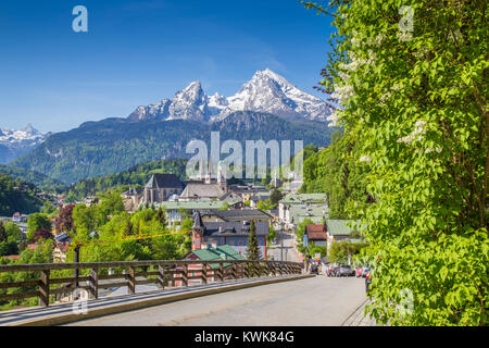 Historische Stadt Berchtesgaden mit Watzmann im Hintergrund an einem sonnigen Tag im Frühling, Nationalpark Berchtesgadener Land, Oben Stockfoto