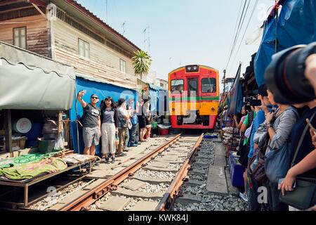 Maeklong, Thailand - November 4, 2017: eisenbahnmarkt am 20. November 2017 in der Nähe von Maeklong station. Zug durch lokalen Markt ist beliebt Touris Stockfoto