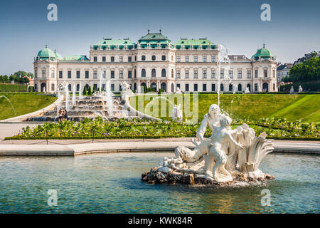 Schöne Aussicht auf das berühmte Schloss Belvedere, erbaut von Johann Lukas von Hildebrandt als Sommerresidenz für Prinz Eugene des Wirsings, in Wien, Österreich Stockfoto