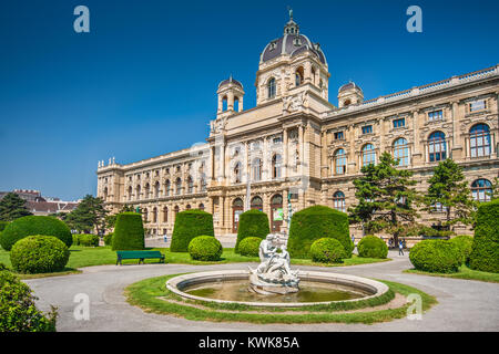 Schöne Aussicht auf die berühmte Naturhistorischen Museum (Naturhistorisches Museum) mit Park und Skulptur in Wien, Österreich Stockfoto