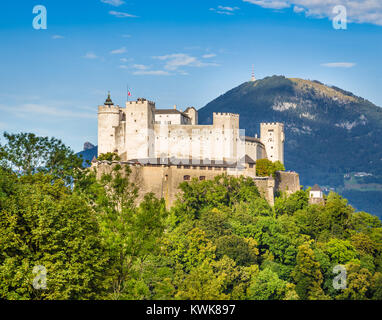 Luftaufnahme der berühmten Festung Hohensalzburg in Salzburg, Salzburger Land, Österreich Stockfoto