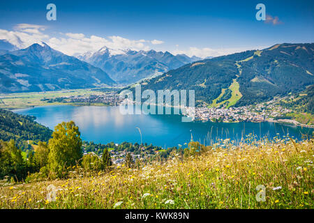 Schöne Berglandschaft der Alpen mit Zeller See in Zell am See, Salzburger Land, Österreich Stockfoto