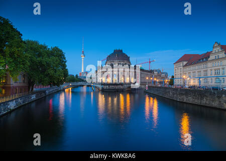 Schönen Blick auf berühmte Bode Museum im historischen Museumsinsel () mit Fernsehturm und Spree in der Dämmerung, Berlin, Deutschland Stockfoto