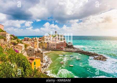 Schöne Aussicht von Vernazza, eines der fünf berühmten Fischer Dörfer der Cinque Terre mit dramatischen Wolkengebilde in Ligurien, Italien Stockfoto