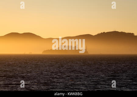 Schöne Aussicht auf die berühmte Insel Alcatraz beleuchtet im majestätischen goldenen Abendlicht bei Sonnenuntergang im Sommer, San Francisco Bay, Kalifornien, USA Stockfoto