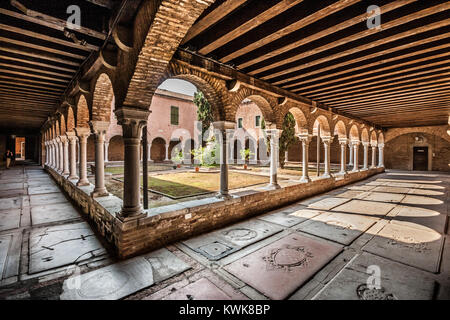 Innenhof der Kirche San Francesco della Vigna mit schweren Steinen der ehemaligen Mönche, Venedig, Italien Stockfoto