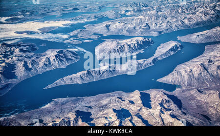 Antenne Panoramablick auf robuste Grönland Landschaft, Gletscher, Eisberge und Bergrücken an einem schönen sonnigen Tag mit blauen Himmel und Wolken Stockfoto