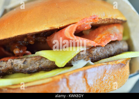 Nahaufnahme einer Beef Burger mit Rindfleisch Patty, Speck und Käse. Stockfoto