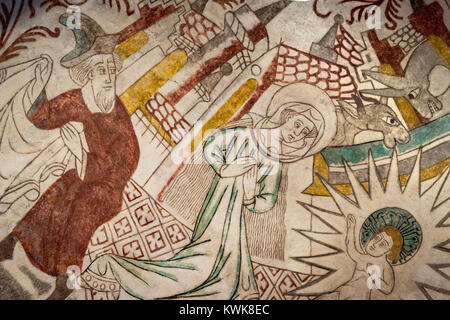 Joseph, Jungfrau Maria bei der Geburt Jesu im Stall in Bethlehem, ein mittelalterliches Wandgemälde in der Draby-Kirche, Dänemark, 2. Januar 2018 Stockfoto