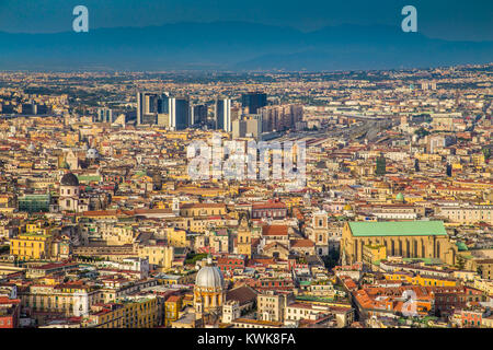 Luftaufnahme der Stadt von Napoli (Neapel) im goldenen Abendlicht bei Sonnenuntergang, Kampanien, Italien Stockfoto