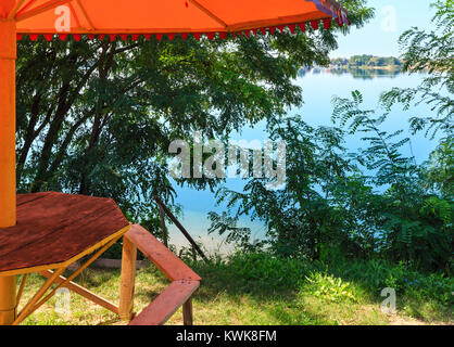 Malerische Sommer See ruhiger Strand mit Stellplatz am Ufer. Konzept der ruhigen Landleben, umweltfreundlichen Tourismus, Camping, Angeln. Stockfoto