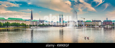 Panorama des berühmten Binnenalster (inneren Alster See) im goldenen Abendlicht bei Sonnenuntergang, Hamburg, Deutschland Stockfoto