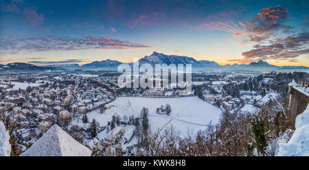 Panoramablick auf die Altstadt von Salzburg Von der berühmten Festung Hohensalzburg im Winter bei Sonnenuntergang, Salzburger Land, Österreich Stockfoto