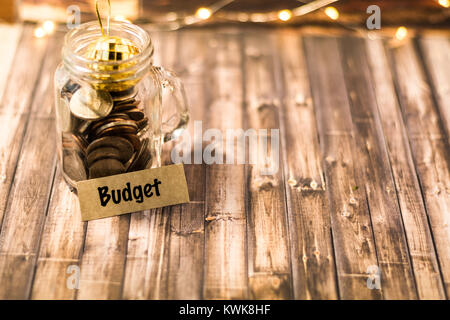 Haushalt Geld jar Einsparungen motivationale Konzept auf Holzbrett Stockfoto