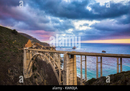 Malerischer Blick auf historische Bixby Creek Bridge entlang der berühmten Highway 1 in der Abenddämmerung, Big Sur, Kalifornien, USA Stockfoto