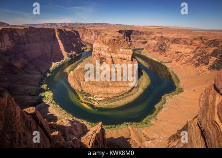 Klassische Weitwinkelaufnahme der berühmten Horseshoe Bend, ein Hufeisen-förmigen Windung des Colorado River, an einem schönen sonnigen Tag mit blauen Himmel und Wolken Stockfoto