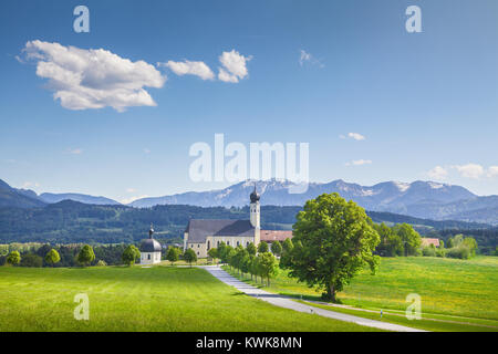 Klassische Ansicht der berühmten Wallfahrtskirche Wilparting mit grünen Wiesen und Bäume an einem sonnigen Tag im Frühling, Irschenberg, Bayern, Deutschland Stockfoto