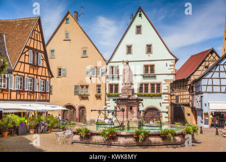 Historischen Stadtplatz von Eguisheim, einem beliebten Reiseziel an der berühmten elsässischen Weinstraße, im Sommer, Elsass, Frankreich Stockfoto