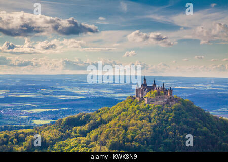 Luftaufnahme der berühmten Burg Hohenzollern, Stammsitz des kaiserlichen Hauses Hohenzollern und eine der meist besuchten Burgen, Deutschland Stockfoto