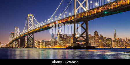 Klassische Panorama des berühmten Oakland Bay Bridge mit der Skyline von San Francisco in schöne Dämmerung nach Sonnenuntergang im Sommer, Wiscon beleuchtet Stockfoto