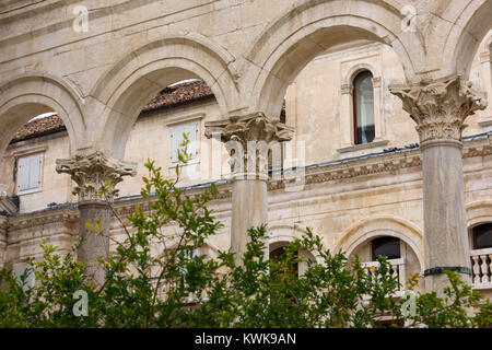 Restaurierte Peristyl Bögen der Diokletian Palast, Split, Kroatien Stockfoto