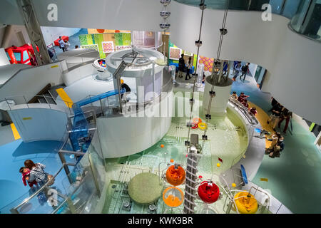 NAGOYA, Japan - 18. NOVEMBER 2015: Nagoya City Science Museum beherbergt die größte Planetarium der Welt, sie schildert die Biowissenschaften und allgemeine Überwachungspersonen Stockfoto