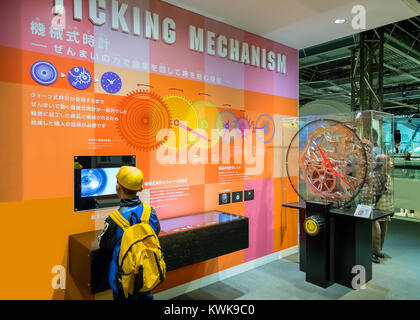 NAGOYA, Japan - 18. NOVEMBER 2015: Nagoya City Science Museum beherbergt die größte Planetarium der Welt, sie schildert die Biowissenschaften und allgemeine Überwachungspersonen Stockfoto