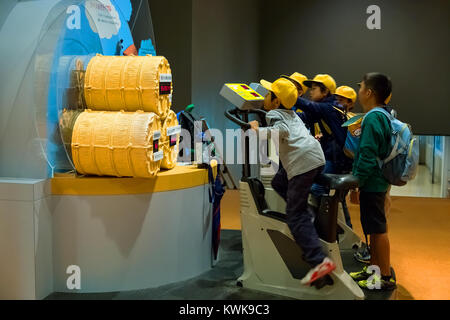 NAGOYA, Japan - 18. NOVEMBER 2015: Nagoya City Science Museum beherbergt die größte Planetarium der Welt, sie schildert die Biowissenschaften und allgemeine Überwachungspersonen Stockfoto