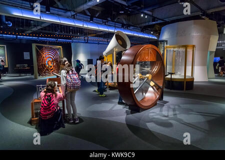 NAGOYA, Japan - 18. NOVEMBER 2015: Nagoya City Science Museum beherbergt die größte Planetarium der Welt, sie schildert die Biowissenschaften und allgemeine Überwachungspersonen Stockfoto