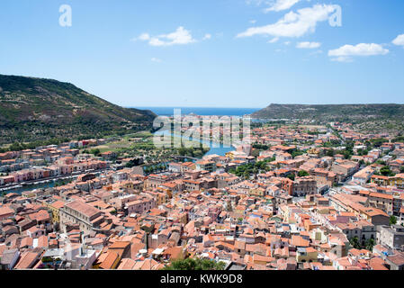 Wunderschöne Aussicht auf das Panorama von oben die Stadt Bosa auf Sardinien gesehen. Vielen roten Dächer endet auf dem blauen Meer Stockfoto