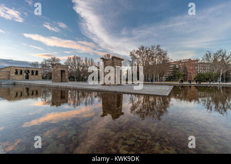 Sonnenuntergang Himmel Wolken Reflexionen an Templo de Debod (Templo de Debod Tempel) das Zentrum Madrids. Ägyptischer Tempel, der dem Gott gewidmet Stockfoto