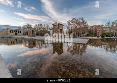 Sonnenuntergang Himmel Wolken Reflexionen an Templo de Debod (Templo de Debod Tempel) das Zentrum Madrids. Ägyptischer Tempel, der dem Gott gewidmet Stockfoto