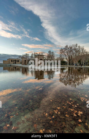 Sonnenuntergang Himmel Wolken Reflexionen an Templo de Debod (Templo de Debod Tempel) das Zentrum Madrids. Ägyptischer Tempel, der dem Gott gewidmet Stockfoto