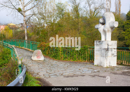 Asturien, Spanien - 31. OKTOBER 2017: Ponte de Gallegos (Brücke von Gallegos) auf Camino Primitivo (Primitive Art und Weise) Stockfoto