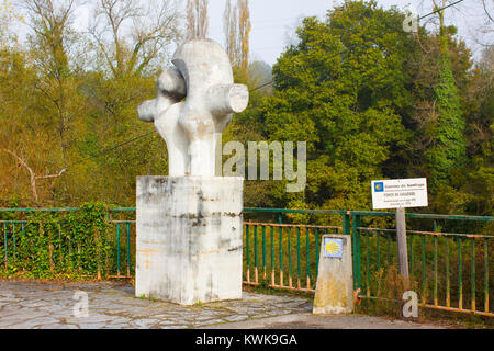 Asturien, Spanien - 31. OKTOBER 2017: Ponte de Gallegos (Brücke von Gallegos) auf Camino Primitivo (Primitive Art und Weise) Stockfoto