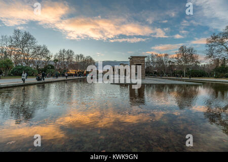 Sonnenuntergang Himmel Wolken Reflexionen an Templo de Debod (Templo de Debod Tempel) das Zentrum Madrids. Ägyptischer Tempel, der dem Gott gewidmet Stockfoto