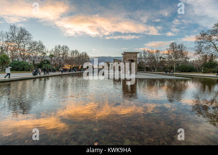 Sonnenuntergang Himmel Wolken Reflexionen an Templo de Debod (Templo de Debod Tempel) das Zentrum Madrids. Ägyptischer Tempel, der dem Gott gewidmet Stockfoto