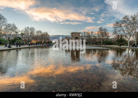 Sonnenuntergang Himmel Wolken Reflexionen an Templo de Debod (Templo de Debod Tempel) das Zentrum Madrids. Ägyptischer Tempel, der dem Gott gewidmet Stockfoto