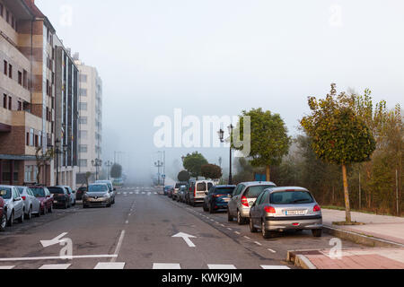 OVIEDO, SPANIEN - 31. OKTOBER 2017: Autos entlang der Straße in Oviedo am frühen Morgen geparkt, mit einem dichten Morgennebel Stockfoto