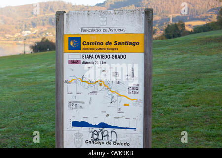 OVIEDO, SPANIEN - 31. OKTOBER 2017: Oviedo - Grado Phase Meilenstein auf dem Jakobsweg (Camino de Santiago). Primitive Art und Weise (Camino Primitivo) Stockfoto