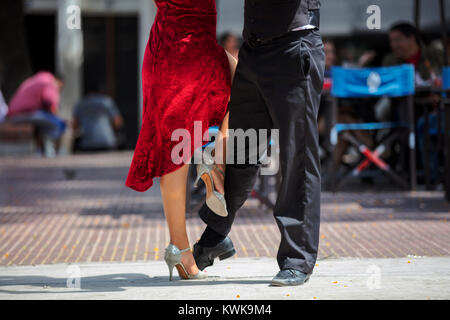 Detail von ein paar Tango tanzen in Plaza Dorrego. San Telmo, Buenos Aires, Argentinien. Stockfoto
