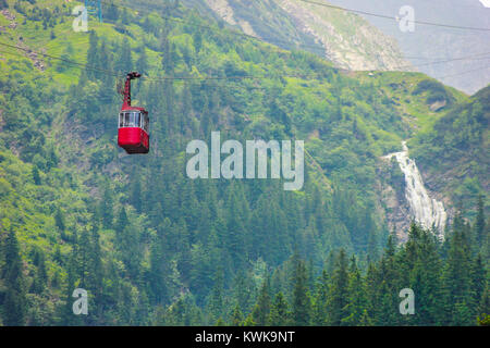 Seilbahn mit grünen Wäldern und Balea Cascada Wasserfall Hintergrund in Sibiu, Rumänien Stockfoto