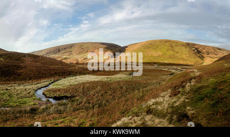 Blick über Langden Bach zu Langden Burg, Wald von Bowland AONB, Lancashire, England, Großbritannien Stockfoto