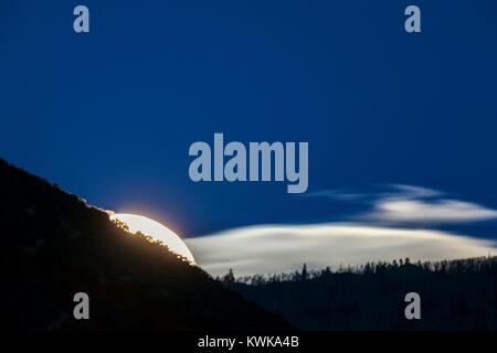 Voll Super Mond über Rocky Mountains, Salida, Colorado, USA Stockfoto