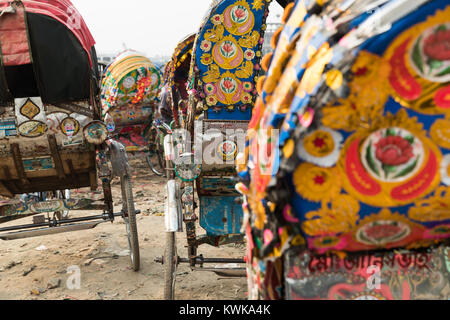 Eine ine Der rikschas am Straßenrand bei Dhaka Bangladesh geparkt Stockfoto