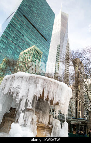 Gefrorene Josephine Shaw Lowell Memorial Fountain im Bryant Park, New York City, USA Stockfoto