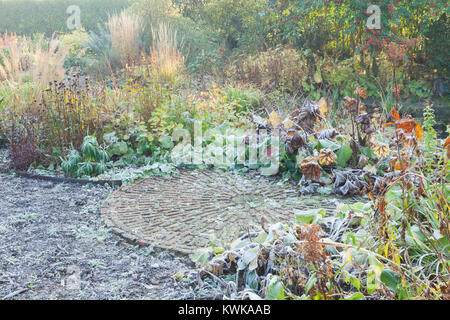 Hall Farm Garten, Köln, Lincolnshire, Großbritannien. Herbst, November 2017. Stockfoto