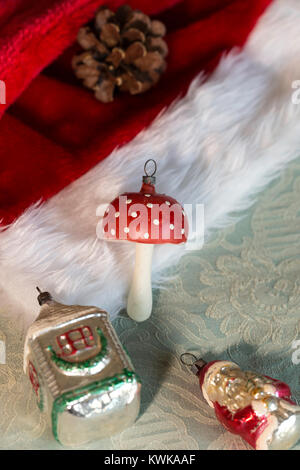 Noch immer leben von Vintage Christbaumschmuck auf rote Weihnachtsmütze Stockfoto