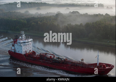 Deutschland , Panzerschiff im Kieler Kanal, der von der Nordsee zur Ostsee führt Stockfoto